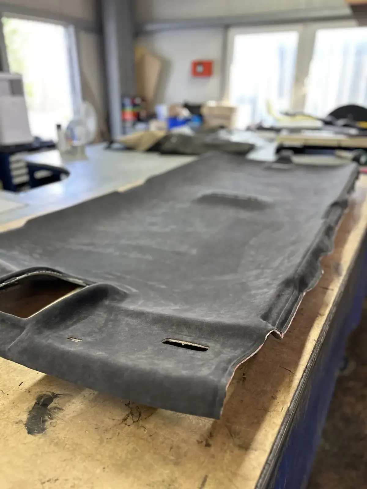 Aufgearbeiteter Fahrzeug-Dachhimmel auf dem Werkstatttisch